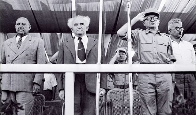 بن غوريون ورئيس الأركان الإسرائيلي الجنرال يعقوف دور يحيون ذكرى هرتسل في 28 يوليوتموز 1948 في تل أبيب gettyimages