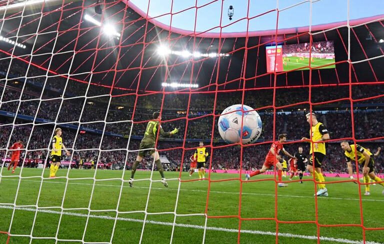 سيرج جنابري لاعب بايرن ميونيخ يحتفل بتسجيله هدف فريقه الثاني أمام بروسيا دورتموند في مباراتهما بدوري الدرجة الأولى الألماني لكرة القدم في ميونيخ يوم 12 أبريل نيسان 2025