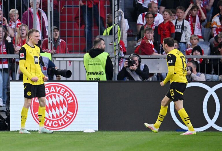 ماكسميليان بيير لاعب بروسيا دورتموند يحتفل مع زميله باسكال جروس بتسجيله هدف فريقه الأول في التعادل 2 2 أمام بايرن ميونيخ في مباراتهما بدوري الدرجة الأولى الألماني لكرة القدم في ميونيخ يوم 12 أبريل نيسان 2025