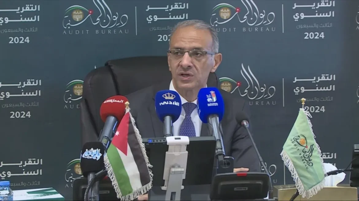 رئيس ديوان المحاسبة راضي الحمادين خلال المؤتمر الصحفي