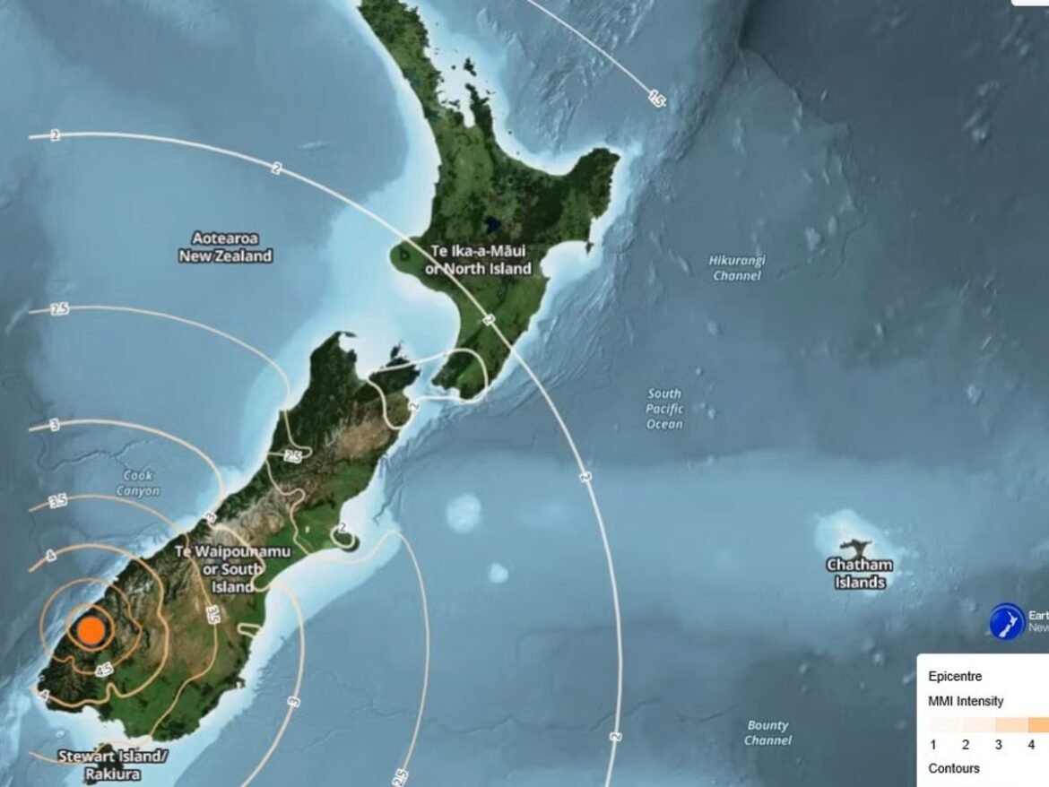 Map of New Zealand showing an earthquake epicenter off the southwest coast near Stewart Island, with multiple concentric intensity rings radiating outward.
